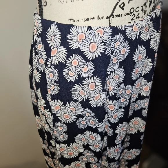 Womans Blue Floral Print Knee Length Skirt Size 8 - Picture 4 of 10